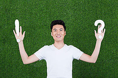 三个老头拥着躁我,公园惊现道德沦丧，三位老人行为引发社会关注-1