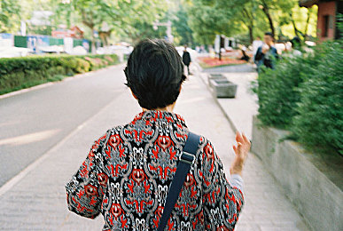 女人脱精光扒开大腿,街头惊现裸女扒腿，真相令人震惊！-2